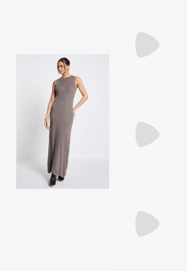 Maxikleid aus weichem, geripptem Stoff in erdigem Taupe. Hat einen hohen Halsausschnitt und eine figurbetonte Silhouette, kombiniert mit schwarzen Stiefeletten.; Schwarze Lackleder-Slingback-High Heels mit spitzem Schuh und einem geometrischen Blockabsatz. Verfügt über ein schlankes, minimalistisches Design und eine glatte Textur.; Schwarze Leder-Hobo-Tasche mit einer glatten Textur, geschwungener Form und einem einzelnen verstellbaren Tragegurt; verfügt über eine weite Öffnung am oberen Ende.; Goldene Creolen mit einem glatten, runden Design. Dünn und leicht, mit einem durchgehenden Ring ohne Verzierung.