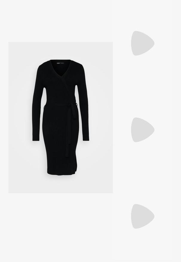 Rochie neagră cu model în dungi, cu decolteu în V, mâneci lungi, design înfășurat și talie legată. Aceasta are o fendere laterală pentru un plus de detaliu.; Botine negre din piele cu talpă masivă și zimțată, cu sistem de șireturi și cârlig pentru tragere, pe fundal alb. ; Ochelari de soare supradimensionați, negri, cu o formă geometrică, având lentile întunecate și un detaliu gri contrastant pe ramă. Logo pe braț.; Cercei rotunzi din argint cu un finisaj neted și strălucitor. Design ușor, având o formă rotundă și închidere cu tijă.