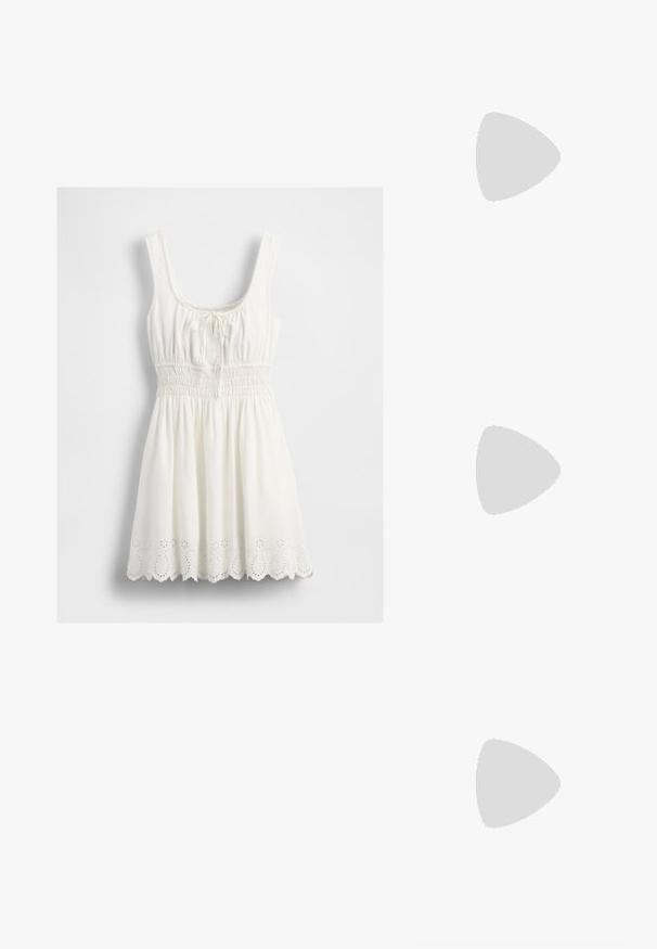 Rochie albă fără mâneci, cu decolteu pătrat, talie strânsă, detaliu cu panglică la bust și margine cu model de dantelă cu urechi.; Bershka Sandale cu toc - black; Ochelari de metal aurii cu lentile ovale, brațe subțiri și suporturi nazale clare. Prezintă accente subtile la balamale și lentile transparente.; Geantă din piele neagră, cu o formă curbată, curea detașabilă și accesorii aurii. Geanta are un capac cu un detaliu tip cataramă.