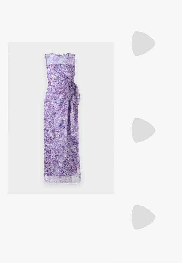 Vijolična cvetna maksi obleka brez rokavov, z ovitno obliko, vezanim pasom in prosojno plastjo. Lahkotna in tekoča tkanina.; Bela kratka majica s kratkimi rokavi iz rebrastega materiala. Okrogla ovratnica, običajen kroj in subtilni šivi. Brez vzorcev ali grafik.; Črne usnjene balerinke z zaobljenim nosom, gladko teksturo, minimalnimi šivi in fleksibilno zasnovo podplata.; Rjava usnjena torbica s poklopcem, zlato obarvani okovi, naramnica in gladka tekstura. Kompaktna pravokotna oblika.