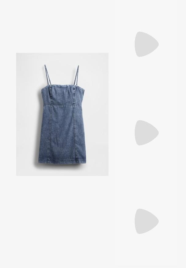 Denim plava bezrukava mini haljina s tankim trakama i vertikalnim šavovima, položena ravno na bijeloj pozadini.; Zlatne metalne sandale na visokoj peti s tankim križnim trakama i kvadratnim vrhom. Imaju usku, proširenu petu i glatku površinu.; Bordo kožni ruksač s mekim, naboranim dizajnom i zaobljenim oblikom. Ručka je sigurno pričvršćena, pokazujući glatku teksturu.; Naušnice zlatnog tona s glatkim, zaobljenim oblikom, poliranim završetkom i osiguranjem na poleđini za sigurno nošenje.