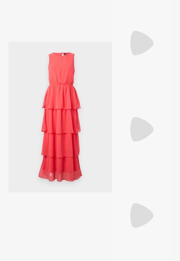Coral sleeveless dress with layered ruffles, elastic waist, round neckline, and subtle dot pattern. Made from lightweight, sheer fabric.; Pieces PCMOLLY O NECK TEE - Print T-shirt - bright white; Converse CHUCK TAYLOR ALL STAR LIFT - High-top trainers - white/black; Even&Odd Handbag - red