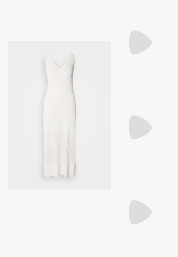 Robe tricotée sans manches blanche avec un décolleté en V, texture côtelée et longueur en dessous du genou, ornée d'une section inférieure à motifs.; Talons hauts en cuir noir avec un bout pointu, dotés d'un talon fin et d'un accent en ton or sur la lanière réglable. Texture lisse.; Sac à main en cuir noir avec un design structuré, featuring une forme cropped, une poignée supérieure et des accents en matériel doré. Bandoulière réglable incluse.; Boucles d'oreilles en argent avec un design lisse et courbé. Présentent une finition métallique brillante et une fermeture à clou. Pas de motifs ou d'accents visibles.