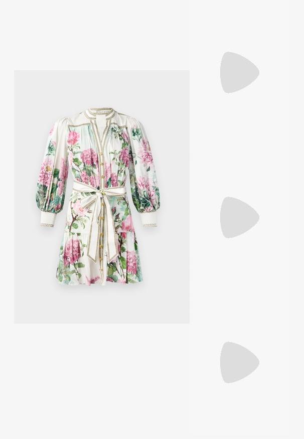 Lillelillekleit roosa ja rohelise mustriga, valge alus, volanghõlmad, kuldsed aktsendid, nööbist sulgemine ja seotud vöökoht.; Must musta nahkkängad terava ninaga ja sujuva siluetiga, avatud tagusega ja peene stiletto kontsaga.; Must musta tihe-must reptiili nahast pidulik kott hõbedaste detailidega, mille taustal on tekstuuriline hall taust. Omab läikivat pinda.; Rabanne XL LINK DOUBLE HOOP EARRING - Kõrvarõngad - silver-coloured