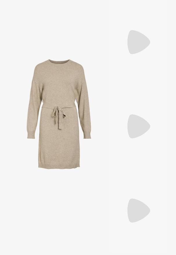 Robe en maille beige à manches longues, col rond et une ceinture à nouer à la taille. Présente des poignets et un ourlet côtelés pour un contraste de texture.; Chaussure à talon aiguille à bout pointu avec un schema de couleurs argent, or et nude. Fini brillant avec un design découpé, dotée d'un talon stiletto.; Pochette en métal argenté avec une forme douce et arrondie et un fermoir en haut noué. Fabriquée en simili cuir lisse.; Boucles d'oreilles en argent en forme de créoles avec un design torsadé, dotées d'une finition polie et d'une fermeture à poussoir. Mesurent environ 3 cm de diamètre.