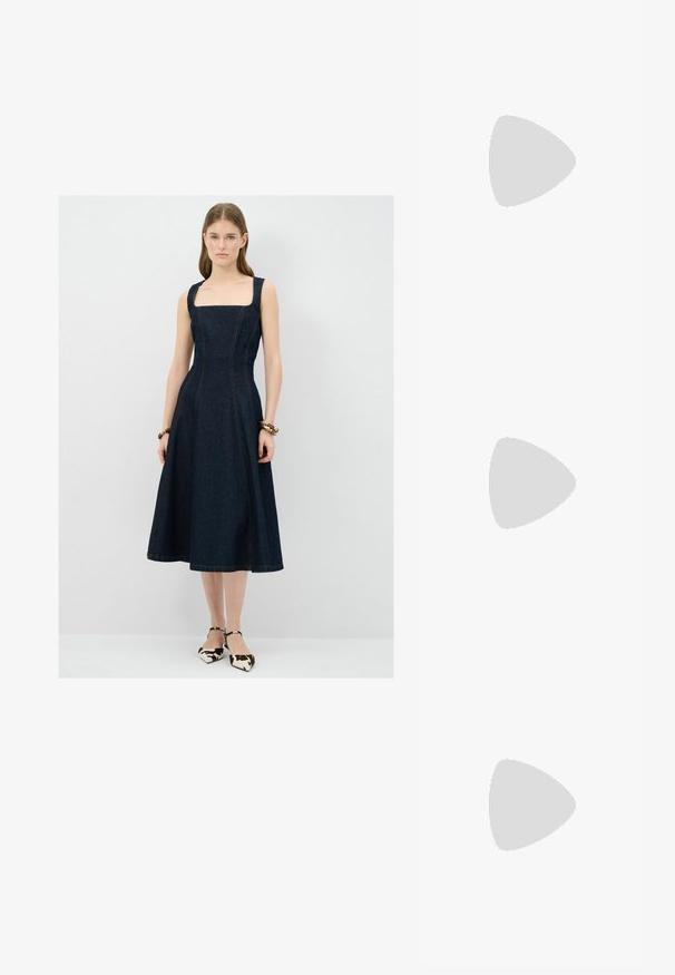Donkerdenim jurk met een vierkante halslijn, getailleerde bovenkant en uitlopende rok. Heeft contrasterende stikdetails en brede schouderbanden.; Witte langemouwen overhemd met een klassieke kraag, knoopsluiting en een gladde, lichte stof. De zoom is aan de zijkanten licht gebogen.; Rode suède ballerina's met een puntige neus, lage blokhak en elastisch randje rond de opening voor een perfecte pasvorm.; Geweven stro-tas met gevlochten textuur, donkerbruine leren handvatten en basis, wijd cirkelvormig ontwerp en open bovenkant.