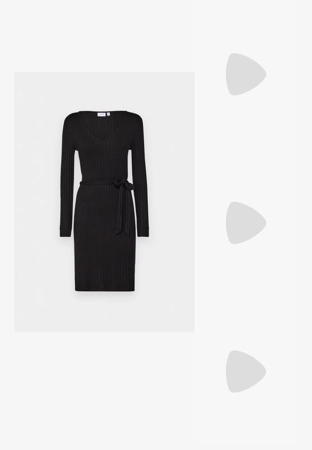 Abito nero a coste con maniche lunghe, scollatura a V e una cintura coordinata in tessuto in vita per arricciare. Tessuto liscio e silhouette aderente.; Stivali da cowboy in pelle marrone con punta affusolata e tacco a blocco, caratterizzati da dettagliati ricami e accenti rialzati sul gambale.; Borsa a mano in pelle nera con patta e dettaglio in metallo dorato. Include una tracolla nera e un design elegante e minimalista.; Orecchini a cerchio in argento con un design torciglionato, caratterizzati da una finitura lucida e chiusura a perno. Misurano circa 3 cm di diametro.
