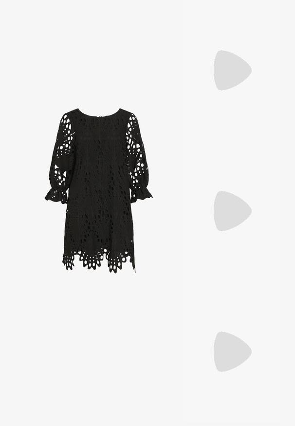 VILA VIKABELA ANGLAISE DRESS - Koktel haljina / svečana haljina - black; Crne lakirane kožne sandale s otvorenom petom i špicastim vrhom, s geometrijskom blok petom. Imaju elegantan, minimalistički dizajn i glatku teksturu.; Crna kožna torba s lukovitim oblikom, odvojivim remenom i zlatnim detaljima. Torba ima preklop s kopčom.; Srebrna dvostruka prsten s glatkom, poliranom površinom. Karakterizira ga fluidan, zakrivljen dizajn s preklapajućim sekcijama za moderan izgled.