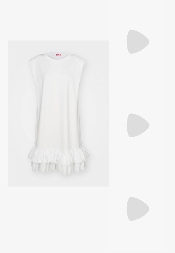 Custommade JOAN - Rochie din jerseu - bright white; Sandale metalice argintii cu un design minimal, având curele subțiri și o talpă plată neagră. Printre elementele de atracție se numără accentele cu curele încrucișate.; Geantă de umăr din piele neagră, cu o textură netedă, formă rectangulară și un detaliu din lanț metalic în față. Include curea reglabilă.; Cercei cercuri din aur cu un finisaj neted și strălucitor. Design circular cu un mic suport și un spate transparent pentru o purtare sigură.