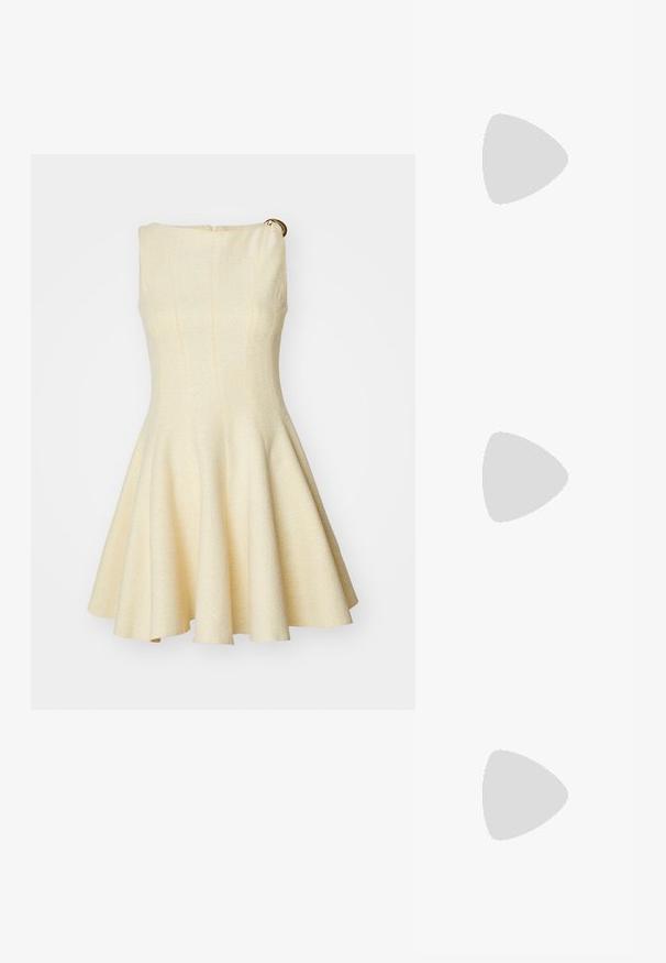 Maje RISOLEIL - Robe de soirée - jaune; Escarpin slingback en vernis noir avec un bout pointu, présentant un imprimé serpent texturé, une sangle réglable et un petit talon bloc texturé.; Pochette en cuir doré métallisé avec une finition texturée, dotée d'une chaîne dorée et d'une bandoulière amovible. Logo de la marque estampé.; Boucles d'oreilles en or lumineux avec un cristal rectangulaire transparent pendent sous une rangée de petits accents ronds transparents. Design élégant et moderne.