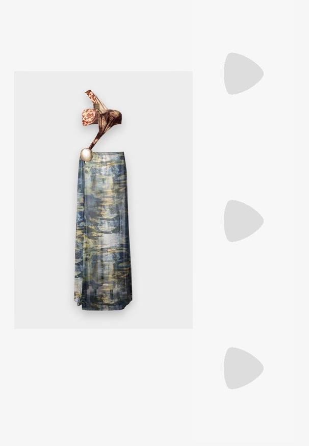 En axelbandslös klänning med en brun och mönstrad överdel, flytande genomskinlig kjol med blå, grön och gyllene abstrakta mönster, metalliskt accent.; Svarta lackläder slingback klackar med spetsig tå och geometrisk klack. Har en elegant, minimalistisk design och slät yta.; Svart läderhandväska med en slät yta. Har en justerbar axelrem och en elegant, minimalistisk design med dragkedja.; Silver ring med dubbel band och en slät, polerad yta. Har en flödande, böjd design med överlappande sektioner för en modern stil.