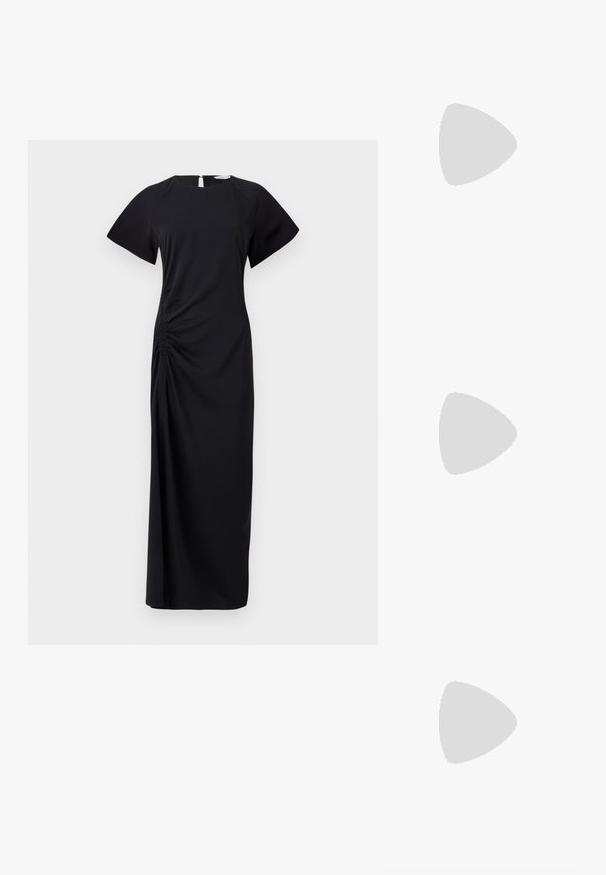 Melna, gara kleita ar īsām piedurknēm, sānu rušiem un atvērtu vietu aizmugurē. Izgatavota no mīksta auduma ar gludu tekstūru.; Melnas lakotas ādas slingback kurpes ar norādītu purngalu, sudraba aksesuāru detaļu un zemu blokveida papēdi. Gluda, spīdīga tekstūra visā apavā.; Melna ādas crossbody soma ar gludu faktūru, taisnstūrveida formu un metalizētu ķēdes detaļu priekšā. Iekļauta regulējama siksna.; Zelta auskari gredzena formā ar teksturētu dizainu, kurā vienā pusē ir trīs caurspīdīgi kristālu akcenti, piedāvājot moderno ģeometrisko estētiku.