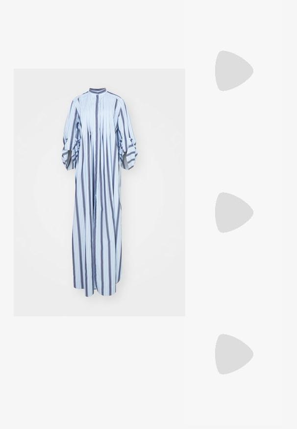 Vestido largo a rayas en azul claro y blanco con acentos morados. Presenta un cuello alto y mangas voluminosas, confeccionado en una tela suave.; Sandal de cuero negro con tiras finas, tacón bajo cuadrado y punta cuadrada. Presenta un cierre de hebilla y una textura suave.; Gafas de sol carey con lentes ovalados, tono marrón y detalles dorados en las patillas. Montura gruesa con un acabado brillante y textura suave.; Pendientes de perla plateada con forma curva de frijol. Superficie lisa y brillante, asegurados con un cierre de bayoneta.