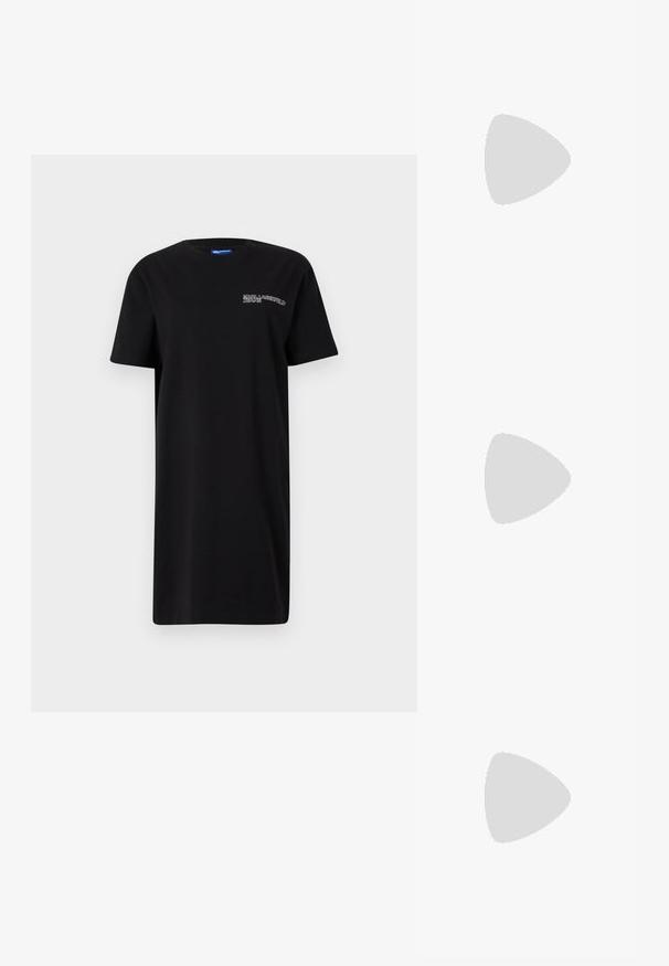 Svart bomullst-shirt klänning med korta ärmar och avslappnad passform. Har en liten vit logotryck på vänster bröst. Slät textur.; Vita lädersneakers med en tjock vit sula, svartsuede hälaccent och präglad logotyp på sidan. Snörningsdesign med sex öglor.; Svart överdimensionerade solglasögon med geometrisk form, med mörka linser och en kontrasterande grå detalj på ramen. Logotyp på bygeln.; Silverfärgade hängande örhängen med en slät, blänkande yta. Rundad form, lätt design, med ett stift- och bakstängning.