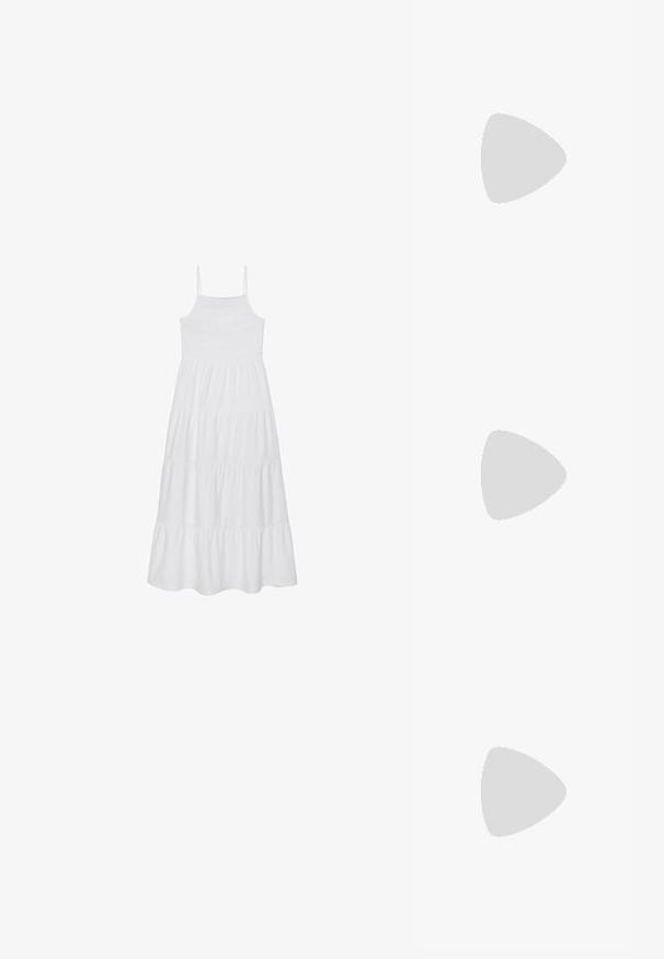 Weißes Sommerkleid mit Spaghettiträgern, gerafftem Oberteil und mehrlagigem Rüschendesign. Hergestellt aus leichtem Stoff, hat es eine fließende, A-Linien-Form.; Goldene metallische Sandale mit Absatz in Blockform, zwei Riemen über dem Fuß und einem verstellbaren Knöchelriemen. Glatte Textur.; Beige geflochtene Strohtasche mit weißen Lederakzenten, doppelten goldenen Kettengriffen und rechteckiger Form. Die Oberfläche zeigt ein strukturiertes Muster.; Ohrringe in Goldoptik mit strukturierten, gewellten Formen. Beinhaltet skulpturale Clip-Ohrringe und ein offenes Hoop-Design mit gehämmertem Finish.