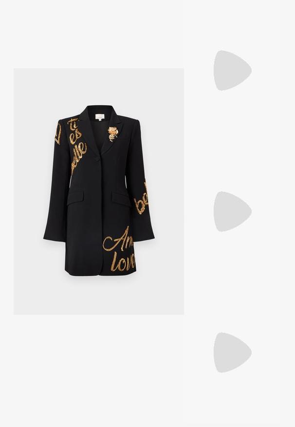 Svart kavaj med långa ärmar, med guldfärgade paljetter i text och en blomformad brosch på bröstet. Klassisk slag och strukturerad design.; Svart långärmad skjorta med krage, med en krinklad textur, full knappstängning och manschetter. Tillverkad av ett glatt tyg.; Svart läder ankelboot med spetsig tå och en smidig design. Har en låg klack och en dragkedjestängning bak. Slät textur.; Plisserad beige läderclutch med en silvermetallram, som har två runda dekorativa lås och en silverkedjestrap.