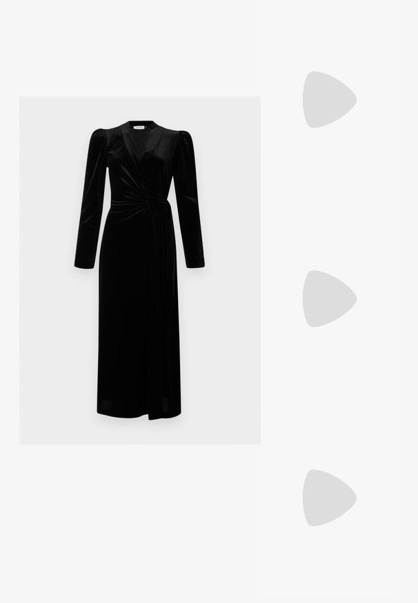 Μαύρο βελούδινο μακρύ φόρεμα με πούλιες στους ώμους, μακριά μανίκια και κορδόνι στη μέση.; Μαύρα παπούτσια γοβάκια από πατενταρισμένο δέρμα με γωνιαστό μπρο�στινό μέρος, στρογγυλή κοπή και τετράγωνο τακούνι. Διαθέτουν μια χρυσή αγκράφα ως διακοσμητικό στοιχείο.; Μαύρα υπερμεγέθη γυαλιά ηλίου με κλειστή βαθμίδα φακού, παχιά σκελέτη και λεπτομέρειες από χρυσή αλυσίδα στις βραχίονες του σκελετού.; Μαύρη τσάντα χειρός με δομημένο σχήμα, λεία υφή και μεταλλικό κούμπωμα. Συνδυασμένη με φαρδιά μαύρα παντελόνια και σανδάλια ανοιχτής μύτης πάνω σε ξύλινο πάτωμα.