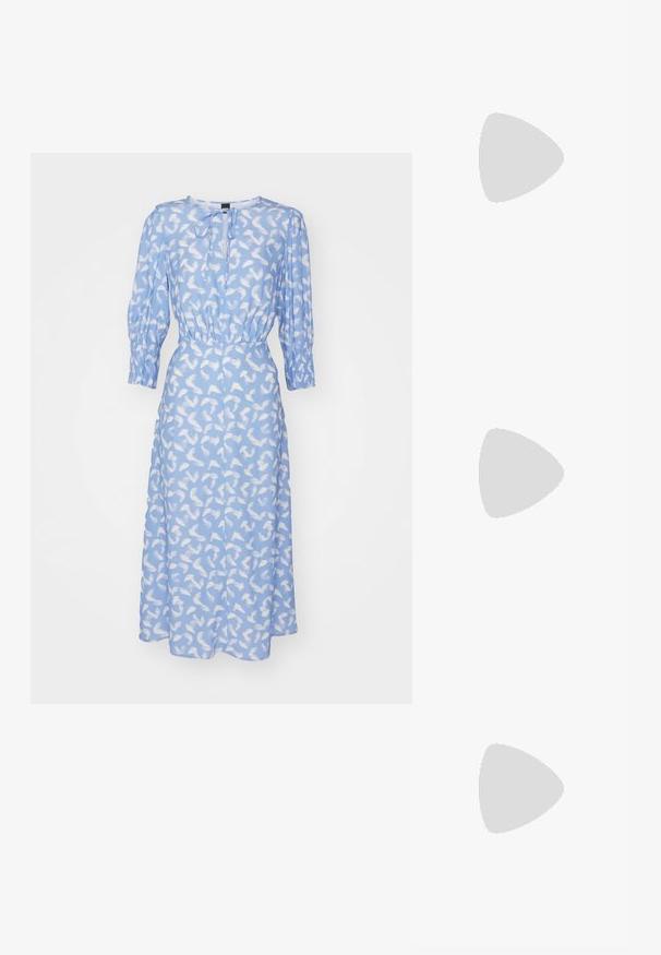Rochie bleu deschis cu un model abstract alb. Dispune de mâneci lungi puff, talie strânsă și un decolteu rotund cu detaliu la îmbucătură.; Sandal cu vârful ascuțit, tip slingback, din piele albă, cu toc jos și design decupat, având o textură fină și accente minime.; Geantă de umăr din piele neagră, cu un design structurat, având o formă tăiată, mânere superioare și accente din aur. Include o curea de umăr ajustabilă.; Cercei din metal argintiu cu forme rotunjite, cu un finisaj lustruit și gravuri subtile ale brandului "BOSS" pe secțiunile inferioare.