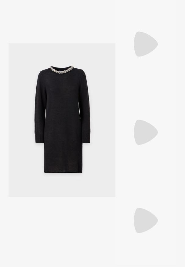 Vestido de malha preto com mangas longas, tecido texturizado e colarinho decorativo com contas. Silhueta simples e direita. Sem padrões ou acentos adicionais.; Sandy em verniz preto com salto slingback, ponta afilada e salto geométrico. Apresenta um design elegante e minimalista com textura suave.; Bolsa de couro preta com forma curva, alça destacável e detalhes em dourado. A bolsa possui uma aba com detalhe de fivela.; Brincos em tom prateado com um design em argola torcida, apresentando uma superfície texturizada e detalhes canelados, fixados com um fecho de pino.