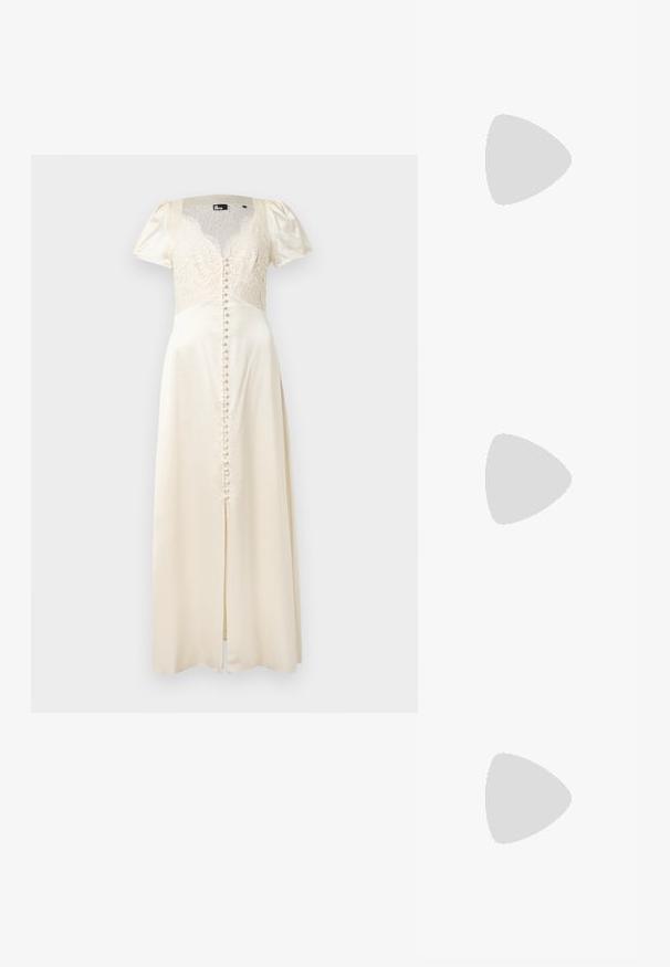 Robe longue en satin crème avec corsage en dentelle, manches courtes bouffantes, fermeture à boutons sur le devant et une fente haute sur la cuisse pour plus de détails.; Escarpin slingback en vernis noir avec un bout pointu, présentant un imprimé serpent texturé, une sangle réglable et un petit talon bloc texturé.; Sac en cuir noir porté en travers avec deux poches avant, boucles dorées, fermeture zippée et une sangle fine. Surface texturée et forme rectangulaire compacte.; Boucles d'oreilles en or lumineux avec un cristal rectangulaire transparent pendent sous une rangée de petits accents ronds transparents. Design élégant et moderne.