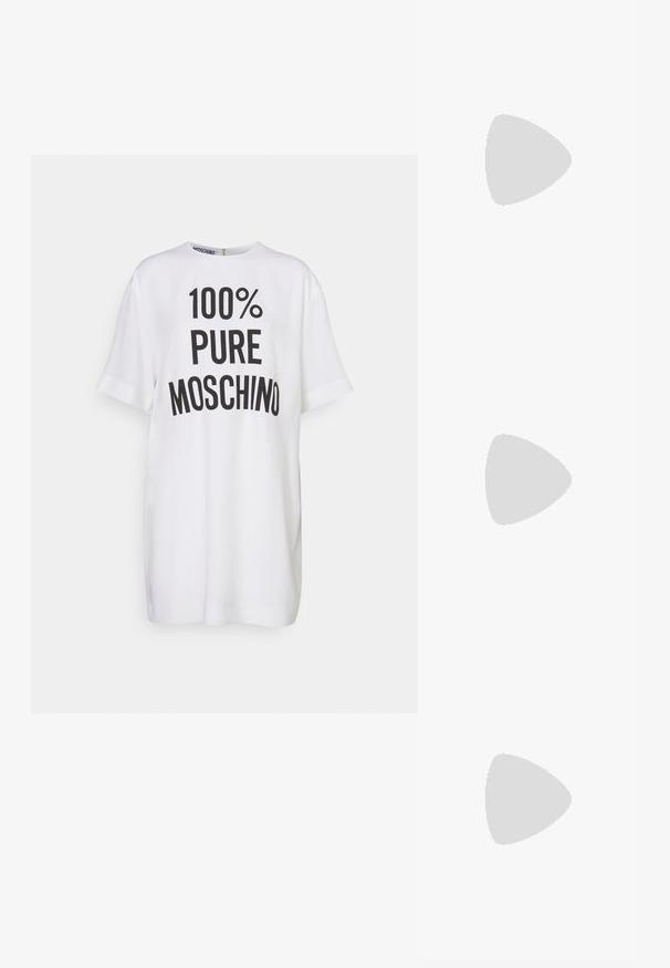 Balta marškinėliai su trumpomis rankovėmis, ant kurių ryškiai juodais rašmenimis parašyta "100% PURA MOSCHINO." Paprastas dizainas ir minkšta audinio tekstūra.; Juodas odinis kulkšninis botas su bloku ir platformos padu, matomas šoniniu vaizdu ant balto fono.; Juodos katės akies formos saulės akiniai su blizgiu paviršiumi, dėvimi kartu su tekstūruotu pilku marškinėlių hemštu. Matomi dideli žiediniai auskarai.; Juodas rankinė struktūrizuota forma, lygi tekstūra ir metalinis užsegimas. Suporuota su plačiomis juodomis kelnėmis ir atvirais bateliais ant medinių grindų.