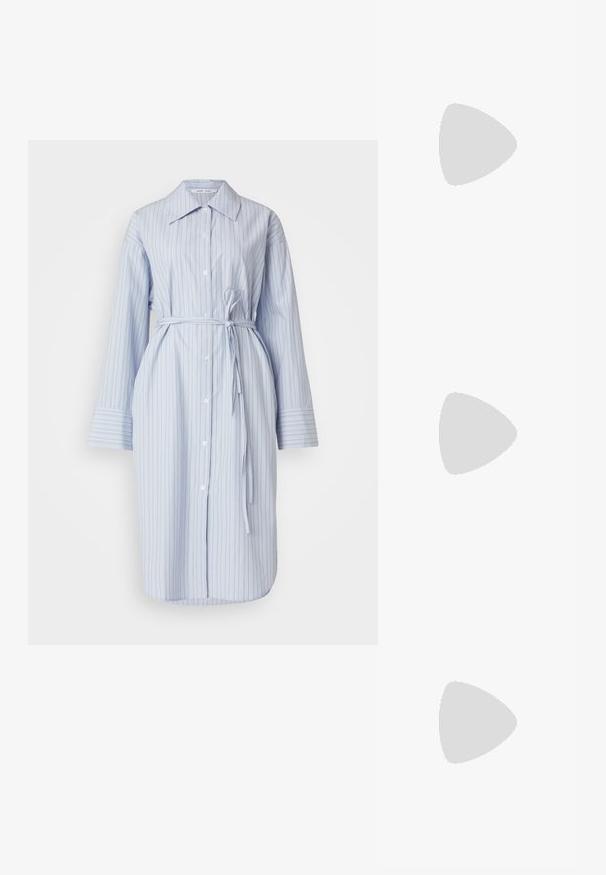 Abito a camicia a righe blu e bianche realizzato in tessuto leggero, caratterizzato da un colletto, una chiusura a bottoni frontale, maniche lunghe e una cintura annodata in vita.; Sandalo in pelle nera con tacco a blocco e una fascia larga sopra le dita, dotato di una cinghia regolabile alla caviglia, caratterizzato da un design elegante e minimalista.; Borsa a tracolla in pelle nera con una texture morbida, forma triangolare e tracolla regolabile, abbinata a una camicia a righe blu chiaro e pantaloni bianchi.; Tre anelli metallici: uno in oro rosa, uno in oro con dettagli in rilievo e uno in argento, tutti con marchi incisi sulla parte interna.