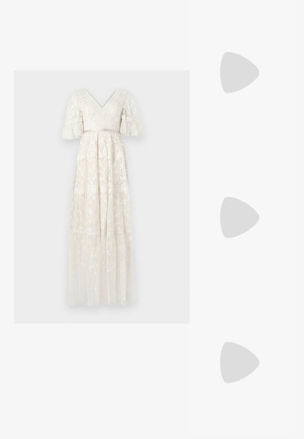 Lungo abito avorio con scollatura a V, maniche corte a volant, sovrapposizione in pizzo floreale e gonna a strati. Presenta una vita cintata e delicati rifiniture.; Slingback con tacco in vernice nera con punta affusolata, caratterizzato da una stampa a serpente testurizzata, cinturino regolabile e un tacco corto e testurizzato.; Borsa a tracolla nera in pelle con due tasche frontali, fibbie dorate, chiusura con zip e una tracolla sottile. Superficie texturizzata e forma rettangolare compatta.; Orecchini in tonalità dorata con un cristallo trasparente rettangolare sospeso sotto una fila di piccoli accenti trasparenti rotondi. Design elegante e moderno.