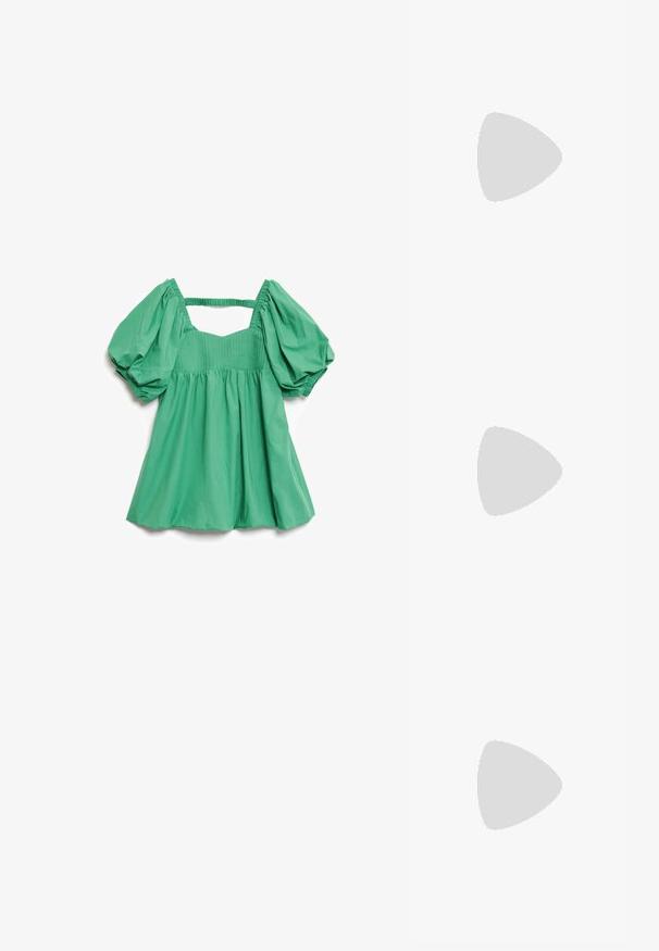 Top verde com decote quadrado, mangas bufantes e corpete franzido. Feito de um tecido suave com um caimento solto e fluído.; Mules brancos de plataforma com um acabamento suave, design de bico aberto e um salto grosso. Apresenta uma costura superior discreta e uma sola contrastante.; Óculos de sol tortoiseshell castanhos com um formato vintage de olho de gato e lentes castanhas. Apresenta braços curvados com acentos vermelhos.; Pequena bolsa de creme com um acabamento texturizado, uma alça longa ajustável, um detalhe em corrente e um fecho de aba. Detalhes em hardware dourado.