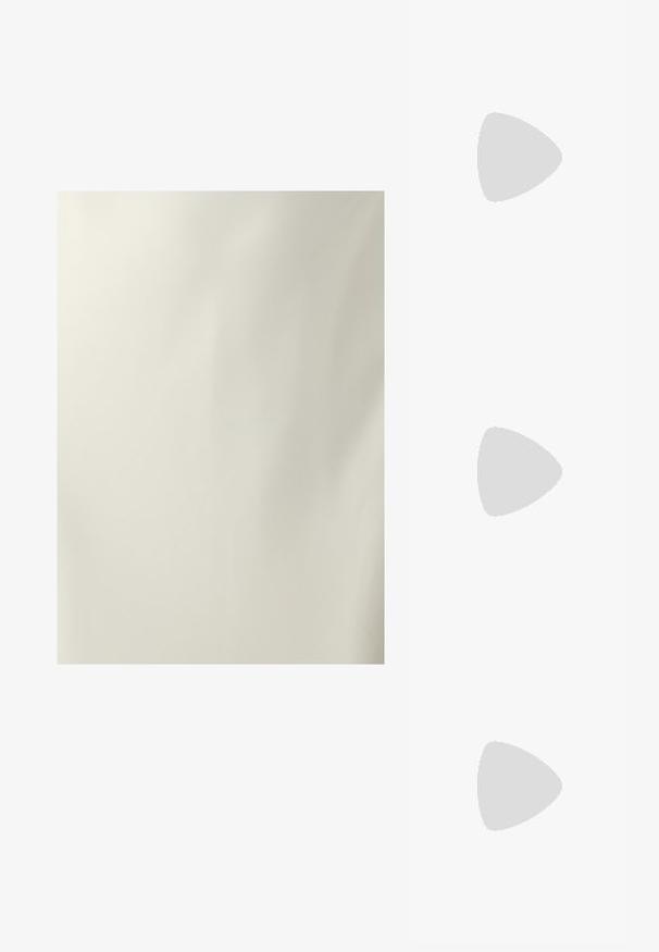 Gluda, krēmkrāsas auduma ar smalku spīdumu. Tekstūra ir viendabīga, ar vienkāršu, minimālistisku dizainu, bez redzamām rakstu vai akcentu iezīmēm.; Melna patent āda ar slīdošo papēdi un smailo purngalu, ar teksturētu čūsku drukājumu, regulējamu siksniņu un īsu teksturētu blokpapēdi.; MICHAEL Michael Kors NOLITA HOBO  - Rokassoma - black; Zelta toņu metāla gredzena auskari ar izliektu, pagarinātu formu. Ar gludu, spīdīgu virsma un noapaļotu galu papildu detaļām.