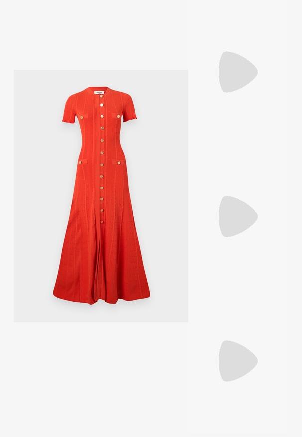 sandro MILO - Maxi-jurk - coquelicot; Zwart patent slingback hak met een spitse neus, voorzien van een gestructureerde slangenprint, verstelbare band en een korte, gestructureerde blokhak.; Witte leren handtas met een textuurafwerking, voorzien van een gouden schouderhengsel en zwarte accenten. Inclusief een voorvak en ritssluiting.; Gouden metalen oorbellen in de vorm van een gebogen, verlengde hoop. Kenmerkend zijn het gladde, glanzende oppervlak en de afgeronde punt voor extra detail.