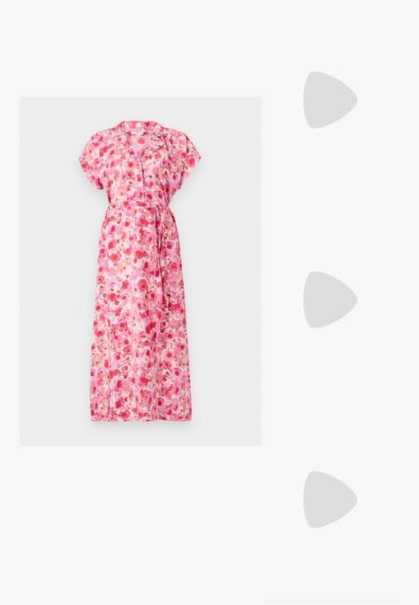 Rochie maxi dintr-un material ușor, cu un model floral vibrant în nuanțe de roz și roșu. Are mâneci scurte, un cordon de legat și nasturi.; Pantof cu toc înalt și vârf ascuțit, cu o schemă de culori argintii, aurii și nude. Finisaj lucios cu un design decupat, având un toc stiletto.; Pouch bag metalizat argintiu, cu o formă moale și rotunjită și un închidere de tip nod la partea de sus. Fabricat dintr-un material sintetic din piele netedă.; Cercei din argint cu un design torsadat, având un finisaj lucios și închidere cu tijă. Au un diametru de aproximativ 3 cm.