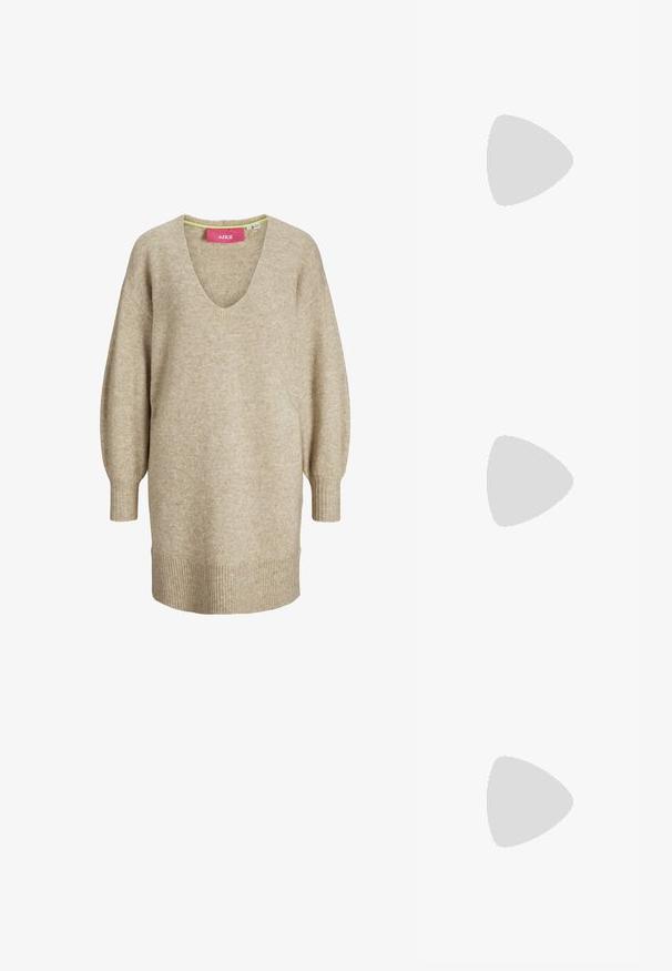 Μπεζ υπερμεγέθες πουλόβερ με V λαιμόκοψη, μακριά, κομμένα μανίκια, ριμπ τελείωμα και διακριτή υφή. Η ετικέτα φέρει ροζ ταμπέλα με την ένδειξη "JJXX."; Μαύρο παπούτσι slingback από πατέντο δέρμα με μυτερή μύτη, λουράκια στον αστράγαλο που διαθέτουν ασημένιες αγκράφες και μεταλλικά στοιχεία, και λεπτό τακούνι.; Χρυσή μεταλλική τσάντα χειρός με δομημένο σχέδιο, λεία υφή και ρυθμιζόμενο λουρί. Διαθέτει μοναδικό τριγωνικό σχήμα και μινιμαλιστική ραφή.; Χρυσά σκουλαρίκια με υφή, κυματιστά σχήματα. Περιλαμβάνουν γλυπτικά κλιπ-σε σκουλαρίκια και σχέδιο ανοιχτού σκουλαρικιού με σφυρήλατη επιφάνεια.