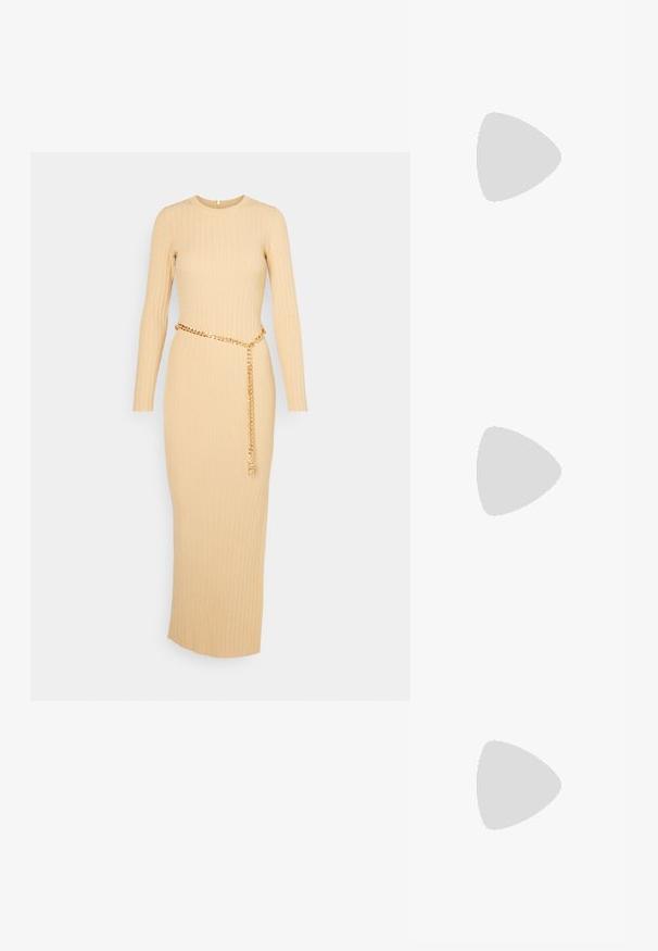 Robe à manches longues côtelées en beige clair, présentant une silhouette ajustée et une ceinture en chaîne dorée mettant en valeur la taille.; Sandale à talon haut beige avec un bout carré, une fine bride de cheville et un talon carré. Texture en cuir lisse avec un détail de boucle dorée.; Sac à main en cuir crème avec une forme courbée, muni d'un détail en métal doré. La bandoulière est fixée avec un fermoir en métal.; Boucles d'oreilles en métal doré en forme d'anneau, avec une forme courbée et allongée. Elles présentent une surface lisse et brillante avec une pointe arrondie pour un détail supplémentaire.