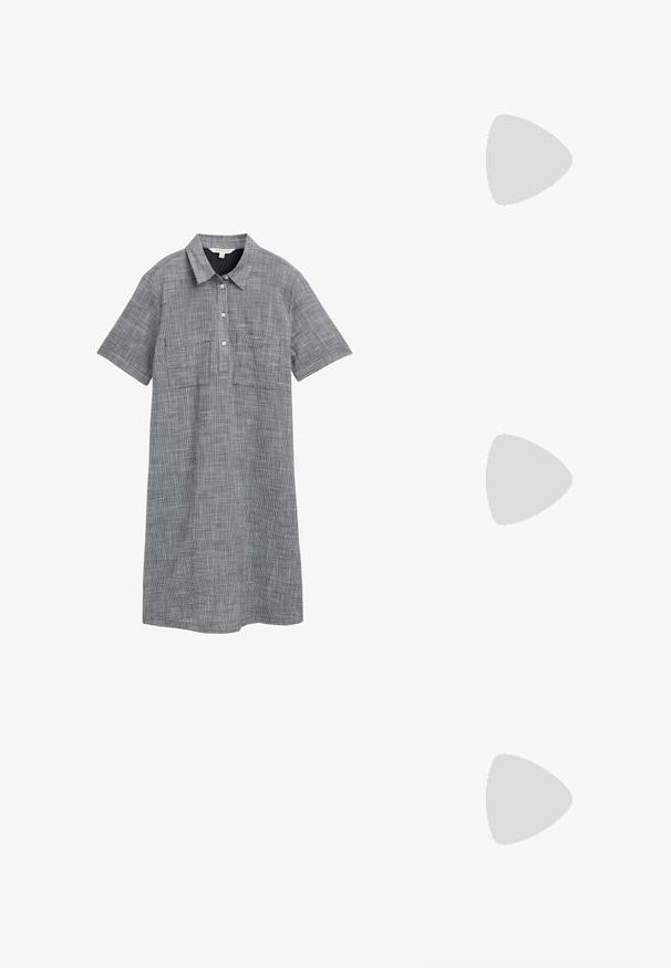 Īsām piedurknēm kleita pelēkā austā audumā ar šķērsstiepu rakstu, aprīkota ar apkakli, pogu lentu un divām priekšējām kabatām.; Melnas strappy sandales ar kvadrātveida purngaliem un zemu bloku papēdi. Ievērojamas ar vairākiem plāniem siksniņām un regulējamu potītes siksniņu. Izgatavotas no gludas ādas.; Balta strukturēta roku soma ar īsām rokturiem un plecu siksnu, ar zelta aparatūras akcentiem un strukturētu materiālu, izstādīta uz pelēka fona.; Sudraba riņķa auskari ar gludu, pulētu apdari. Apaļa forma, vienāda platuma, izstrādāti vieglai aizdarei. Vienkārši un eleganti.