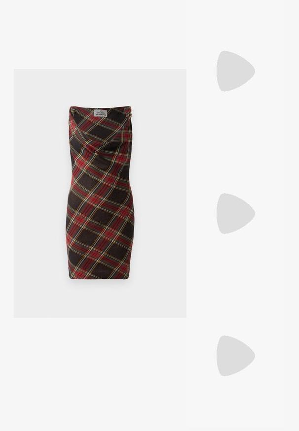 Schwarzes und rotes kariertes Kleid mit einem drapierten Ausschnitt. Es besteht aus weichem Stoff und hat gelbe und weiße Linien in einem karrierten Muster.; Weißes Polo-Shirt mit einem lila und schwarzen gestreiften Kragen, ausgestattet mit zwei braunen Knöpfen und einem gestickten Logo auf der Brust. Kurzärmelig.; Schwarze Lederloafers mit glatter Oberfläche, genähten Details um die Zehen und einer niedrigen Gummisohle. Kombiniert mit weiten schwarzen Hosen.; The Kooples SAC - Handtasche - black