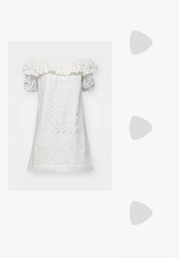 Fête Impériale RIO DRESS - Denné šaty - ecru; Elleme ASYMMETRIC STRAP - Šľapky na opätku - white; Biela textúrovaná kabelka na ruku s nariaseným dizajnom, s zlatým reťazovým popruhom. Hladký povrch s jemnými vlnkami a zaoblenými hranami.; Strieborné náušnice s vlnitým, abstraktným dizajnom zdobené malými, iskriacimi kryštálmi. Zabezpečené zapínanie na postrannú sponu.
