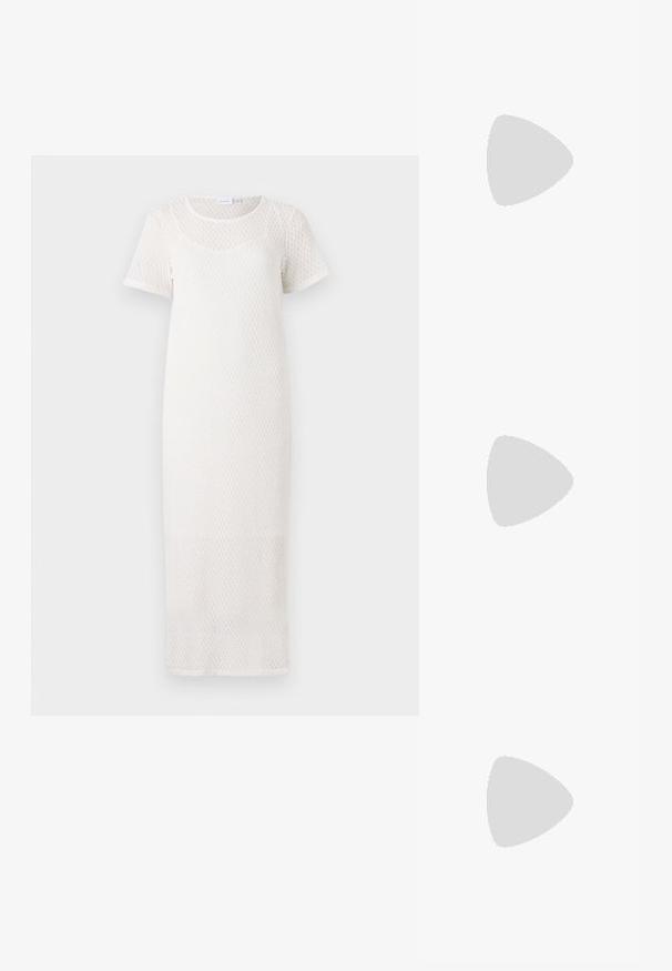 Robe maxi tricotée blanche à manches courtes, avec un motif texturé et un col rond. Tissu lisse, design à mi-genoux.; Sandale argentée métallique à talon bas, dotée de brides croisées et d'une texture lisse. Design minimaliste.; Sac à main en cuir noir avec une forme courbée, bandoulière amovible et des accessoires en or. Le sac est doté d'un rabat avec un détail de boucle.; Boucle d'oreille en métal doré avec un design élégant et courbé. Présente une forme conique distinctive, une surface polie et une fermeture à charnière.