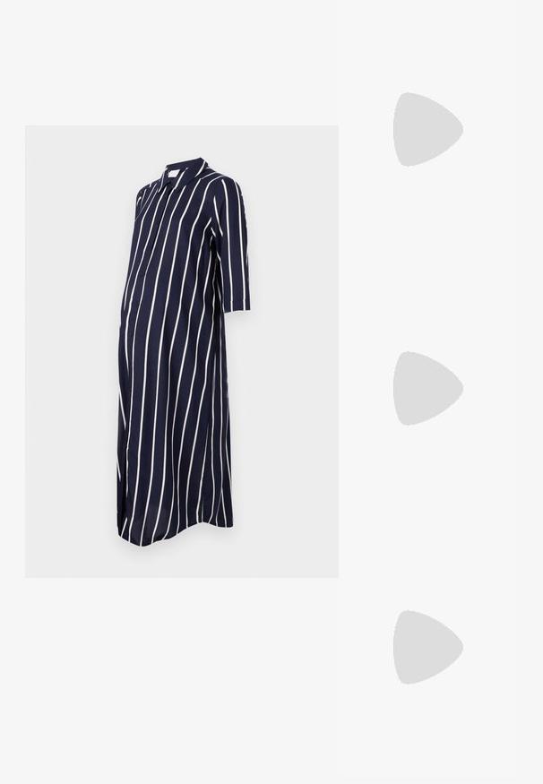Abito premaman blu navy con righe verticali bianche, maniche corte, chiusura a bottone frontale e spacchi laterali per facilitare il movimento.; T-shirt bianco premaman con grafica di Topolino e Minnie Mouse, dettagli neri e rossi, maniche corte e vestibilità rilassata.; Sneaker bianco realizzato in materiale sintetico liscio, con punta arrotondata, design con lacci, suola piatta e delicati dettagli perforati.; Borsa nera a spalla con una finitura opaca liscia, design con parte superiore curva, tracolla regolabile e senza chiusure o decorazioni visibili.