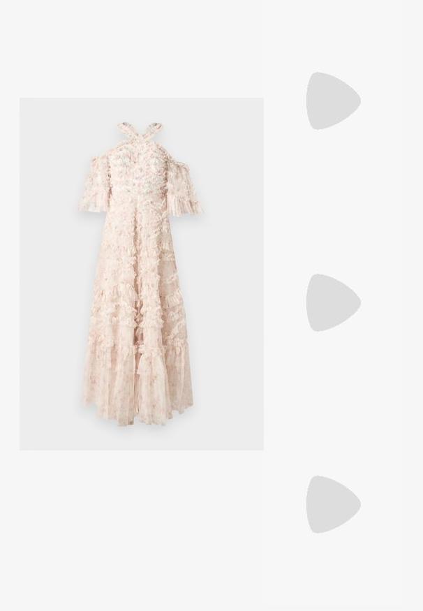 Lichtroze jurk met gerimpelde lagen, off-the-shoulder mouwen en gekruiste banden op de rug. Doorzichtige stof met bloemenpatroon details.; Dames slingback schoen met luipaardprint, voorzien van een lage blokhak en een gouden gesp op de zijband, weergegeven in zijprofiel op een effen achtergrond.; Cult Gaia SOLENE CROSSBODY - Handtas - natural; Gouden metalen oorbellen met een gedraaide design, een gladde, glanzende oppervlakte en ronde vormen. Elke oorbel is ongeveer 5 centimeter groot.