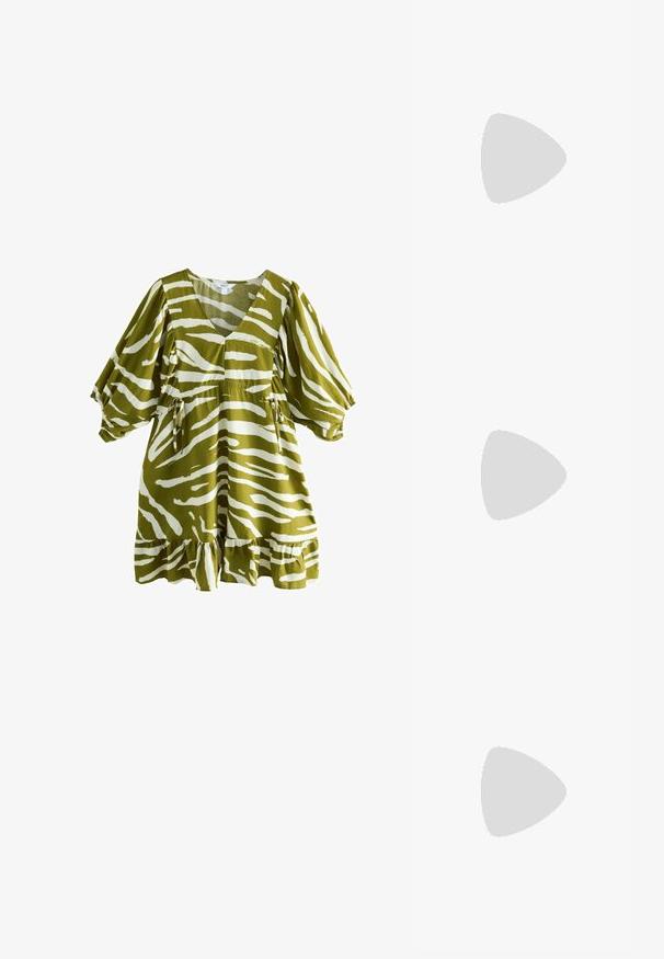 Olivgrünes Kleid mit weißen Zebra-Streifen, V-Ausschnitt, kurzen Puffärmeln, tailliertem Bund und welligen Saum. Aus weichem, strukturiertem Stoff gefertigt.; Beige Leder-Pumps mit Blockabsatz und spitzem Zeh, schwarzem Besatz entlang der Öffnung und einem dünnen verstellbaren Slingback-Riemen mit goldenen Hardware.; Cremfarbene Lederhandtasche in Mondform, mit goldenen Akzenten, schwarzen Details und einem abnehmbaren Gurt. Sie verfügt über eine Kettendetail und einen Anhänger.; Halskette aus weißen Perlen mit gleichmäßig großen Perlen, glatter Oberfläche und einem silbernen Verschluss mit einer verstellbaren Kette zur Längenanpassung.
