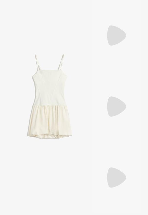 Bela brezrokavna mini obleka s kvadratnim izrezom, prilegajočim bodijem, nastavljivimi tankimi naramnicami in nabranim širokim krilom.; Bershka Sandali z visoko peto - black; Bežna oversized sončna očala s prozornim okvirjem in rjavimi lečami, ki imajo subtilne cvetlične poudarke in drzen, geometrijski dizajn.; Črna lakasta usnjena torbica s ukrivljeno obliko, enim ramenskim trakom, sprednjimi žepi in srebrnimi kovinskimi dodatki.