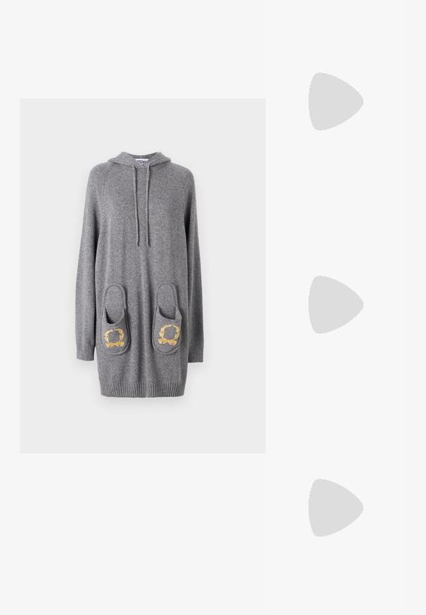 Harmaa hupparimekko, joka on valmistettu pehmeästä kankaasta. Mekossa on kaksi suurta taskua, joissa on kultaiset lehtikuvioinnit, sekä ribbcuffeilla ja helman viimeistelyllä.; Kimallellinen kultainen slingback-korkokenkä, jossa on teräväkärkinen muoto, ohut nilkkastrappi ja kapea korko. Pintamateriaali on teksturoitu metallinen.; Musta nahkainen olkalaukku, jossa on kaksi etutaskua, kultaiset soljet, vetoketjukiinnitys ja kapea hihna. Teksturoidun pinnan ja kompaktin suorakaiteen muoto.; Kulta-sävyiset korvakorut, joissa on suorakulmainen, kirkas kivi roikkumassa pienen, pyöreän kirkkaan korosteen rivin alapuolella. Tyylikäs, moderni muotoilu.
