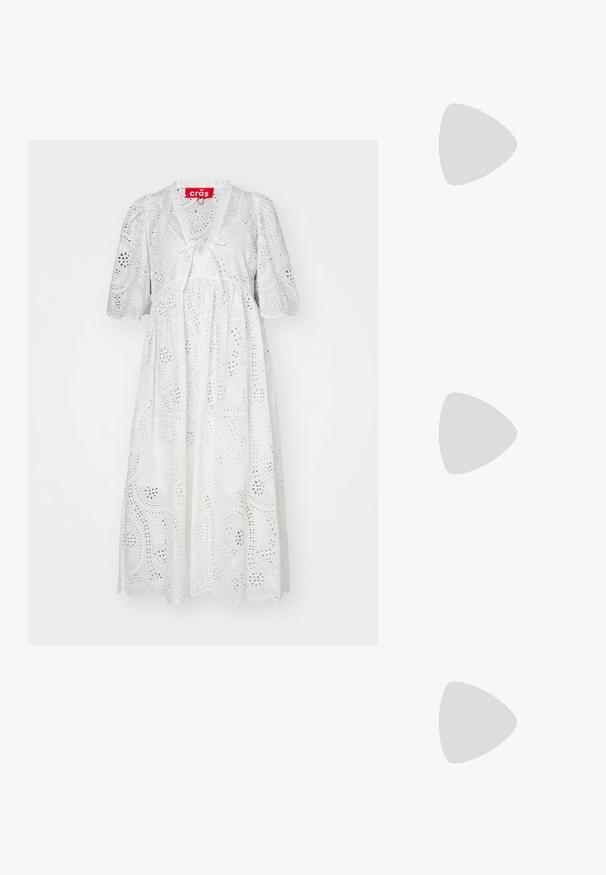 Balta, iki kelių ilgio suknelė su pūstomis rankovėmis, skylutėmis siuvinėta, V formos iškirpte ir kaspinėlio detalėmis priekyje. Banguotas kraštas akcentuoja.; Juodos lakuotos odinės šlepetės su smailiu pirštu ir geometriniu bloko kulnu. Turi elegantišką, minimalistinį dizainą ir lygų paviršių.; Juodas odinis krepšys su išlenkta forma, nuimamu dirželiu ir auksiniais detalėmis. Krepšys turi kilpą su sagtimi.; Sidabrinė metalinės odos striukė su avikailio apykakle, turinti užtrauktuką ir tekstūruotą paviršių. Dideli ašarų formos auskarai su skaidriais brangakmeniais.