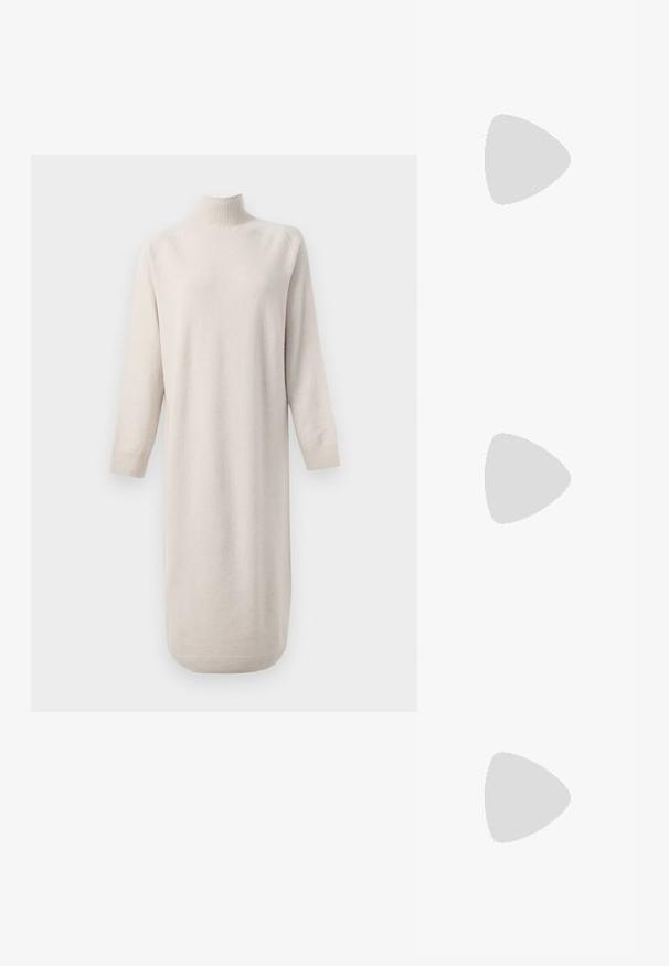 Robe longue couleur crème avec col roulé côtelé, manches longues, et bords côtelés, sur fond blanc.; Des sandales noires à talons hauts avec des fines lanières au design noué, un bout carré lisse et un talon aiguille élégant.; Sac à main en métal gris clair avec une bandoulière en chaîne, orné de petits clous métalliques ronds et d'un logo de marque triangulaire.; Boucles d'oreilles en argent avec une finition lisse et brillante. Forme arrondie, conception légère, avec un fermoir à tige.