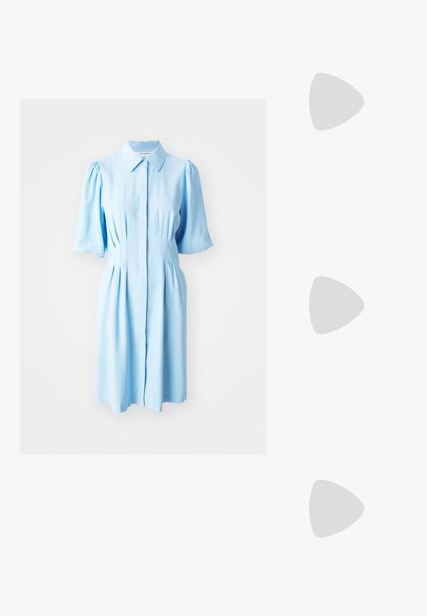 Robe bleu clair en tissu doux, dotée d'un devant à boutons, de manches courtes bouffantes et de plis au niveau de la taille pour une silhouette ajustée.; Chaussure à talon aiguille à bout pointu avec un schema de couleurs argent, or et nude. Fini brillant avec un design découpé, dotée d'un talon stiletto.; Pochette en métal argenté avec une forme douce et arrondie et un fermoir en haut noué. Fabriquée en simili cuir lisse.; Boucles d'oreilles en argent en forme de créoles avec un design torsadé, dotées d'une finition polie et d'une fermeture à poussoir. Mesurent environ 3 cm de diamètre.