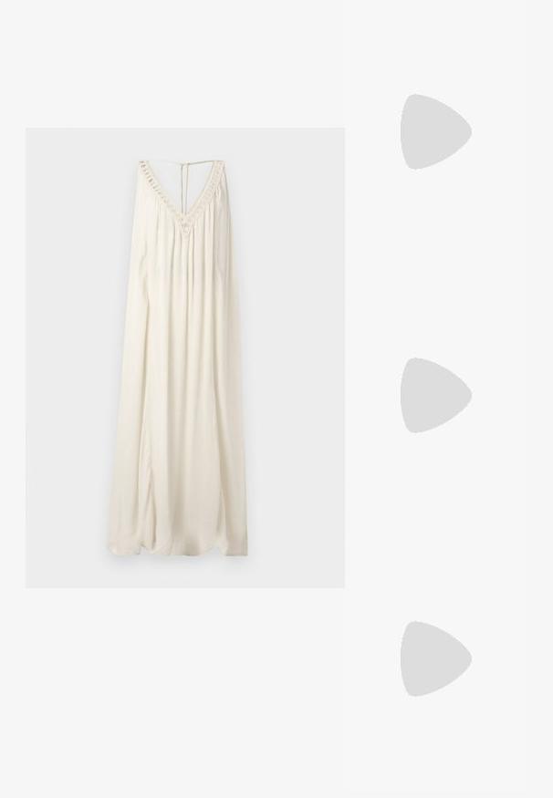 Robe longue sans manches en tissu écru. Présente un décolleté en V profond avec un bord en dentelle et un dos en forme de trou de serrure. Design fluide avec une texture subtile.; Baskets en suède rose avec des rayures noires, semelle en gomme et talon en velours violet texturé. Présente un design à lacets et un logo embossé sur le côté.; Lunettes de soleil rondes teinte brun avec une monture bordeaux brillante. Branches fines avec un détail de marque subtil. Design de verres plats.; Sac fourre-tout en paille tissée avec une texture naturelle et une forme douce et organique, doté de poignées en cuir brun pour un transport facile.