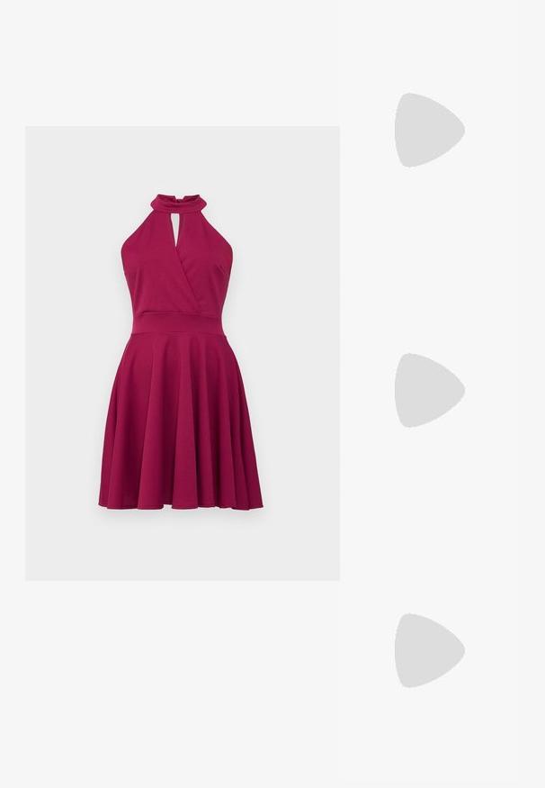 Robe halter ajustée en magenta profond avec un détail en forme de trou de serrure, silhouette portefeuille et jupe évasée, fabriquée à partir d'un matériau lisse et extensible.; Sandales à talons noirs avec plusieurs brides entrecroisées. Matériau lisse, bout pointu et talon étroit. Bride de cheville ajustable avec boucle.; Pochette en métal argenté avec une forme douce et arrondie et un fermoir en haut noué. Fabriquée en simili cuir lisse.; Boucles d'oreilles en argent en forme de créoles avec un design torsadé, dotées d'une finition polie et d'une fermeture à poussoir. Mesurent environ 3 cm de diamètre.