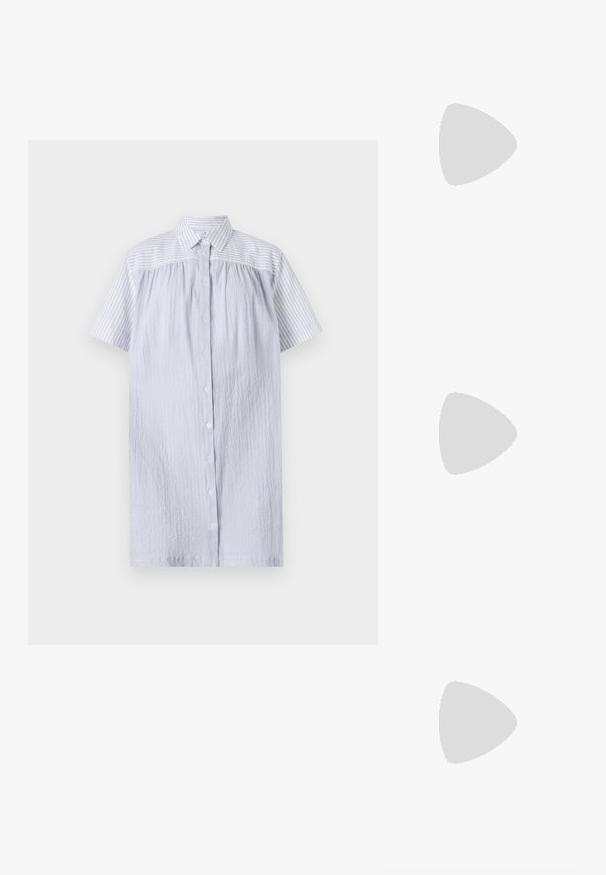 PS Paul Smith WOMENS DRESS - Srajčna obleka - blue; Bela skrajšana srajca z dolgimi rokavi iz bombaža. Ima sprednje gumbke, žep na prsih in majhen črn logo na spodnjem levem delu.; Črne usnjene sandale s priponko, koničastim nosom in tkano dekoracijo ter gubanjem na zgornjem delu. Ravna podplata z minimalno opremo.; Rjava usnjena torba z teksturirano površino, angularno obliko in značilno zgornjo ročico. Vsebuje detajl z vzorčnim tkanim trakom.