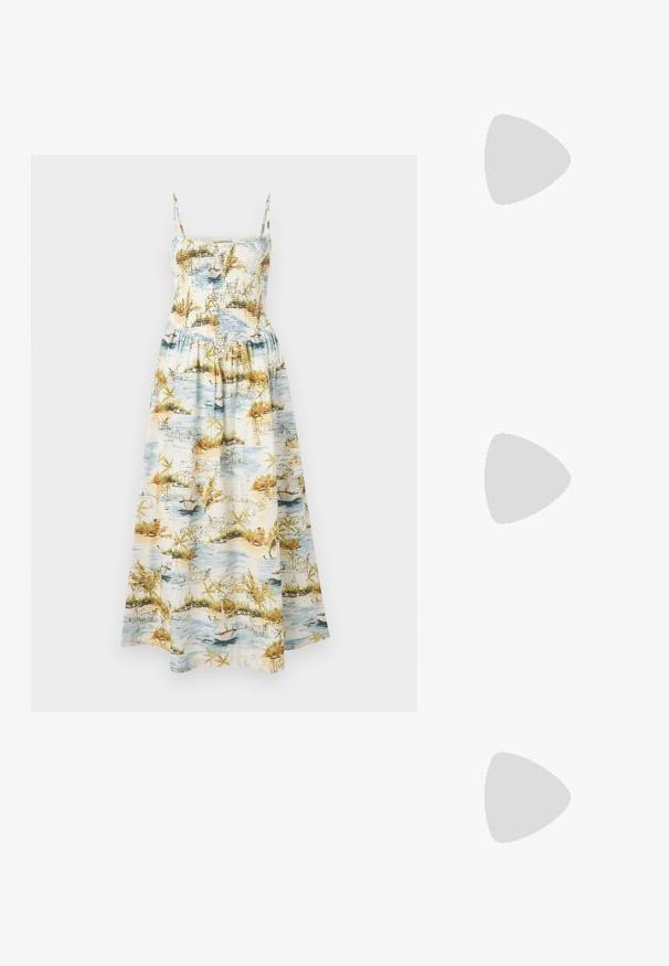 Robe maxi à fines bretelles, bustier smocké, avec un imprimé de paysage représentant de l'eau, des bateaux et un feuillage tropical dans des nuances de bleu, vert et orange.; Chaussure slingback en cuir verni noir avec un embout pointu, des brides de cheville avec des boucles en argent et des éléments en métal, et un talon fin.; Sac à main en métal doré avec un design structuré, texture lisse et bandoulière ajustable. Présente une forme triangulaire unique et des coutures minimalistes.; Boucles d'oreilles dorées présentant des formes texturées et ondulées. Comprend des clips sculpturaux et un design de créoles ouvertes avec une finition martelée.