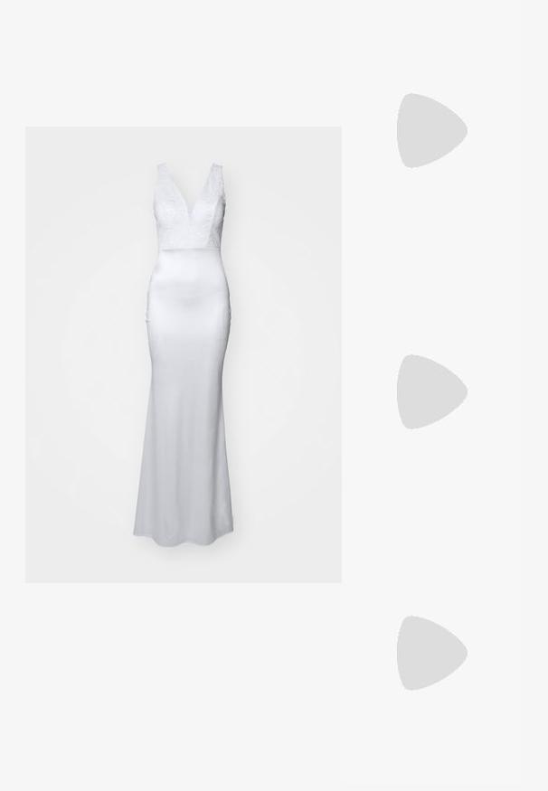 WAL G. WEDDING PANEL PLUNGE - Džersio suknelė - off white; Bežinės patentinės odos slingback kulniukai su smailiu priekiniu kraštu ir prašmatniu kvadratiniu kulnu. Lygus paviršius ir minimalizmo dizainas be puošmenų.; Balta struktūruota rankinė su trumpomis rankenomis ir peties diržu, su auksinėmis detalėmis ir tekstūruota medžiaga, pastatyta prieš pilką foną.; Šeši auksiniai žiedai su įvairiais dizainais: pinti, lapų motyvai ir monolitiniai žiedai; kai kurie su žalios spalvos brangakmenių akcentais.